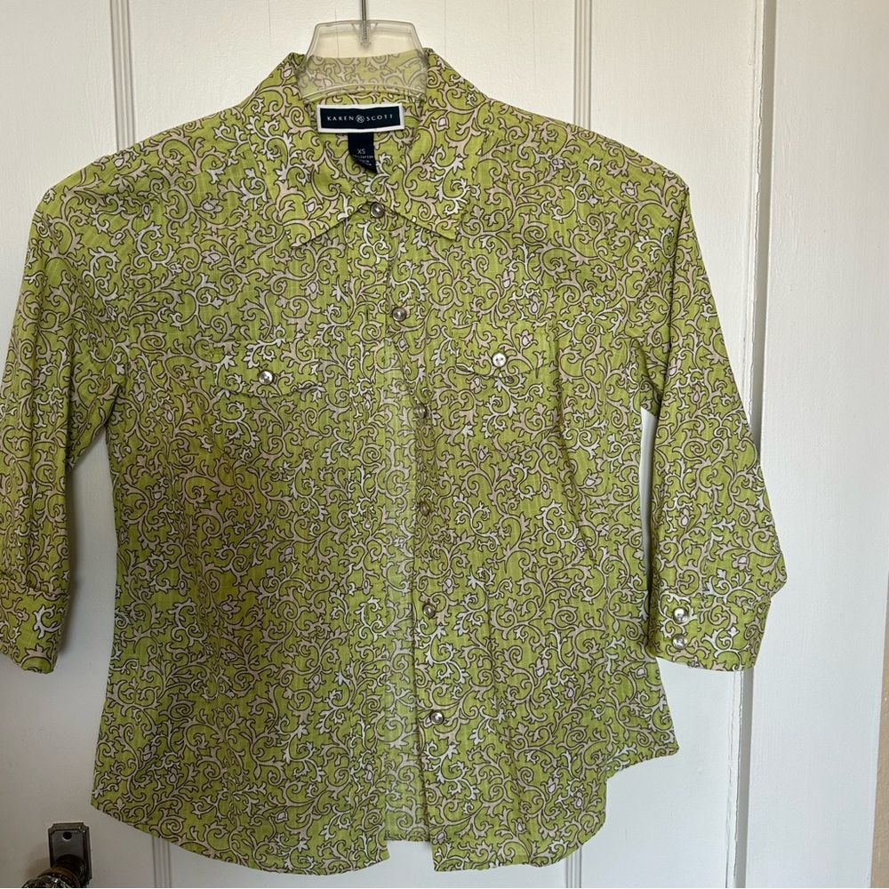 Beautiful Karen Scott Blouse with pearl accent buttons!!